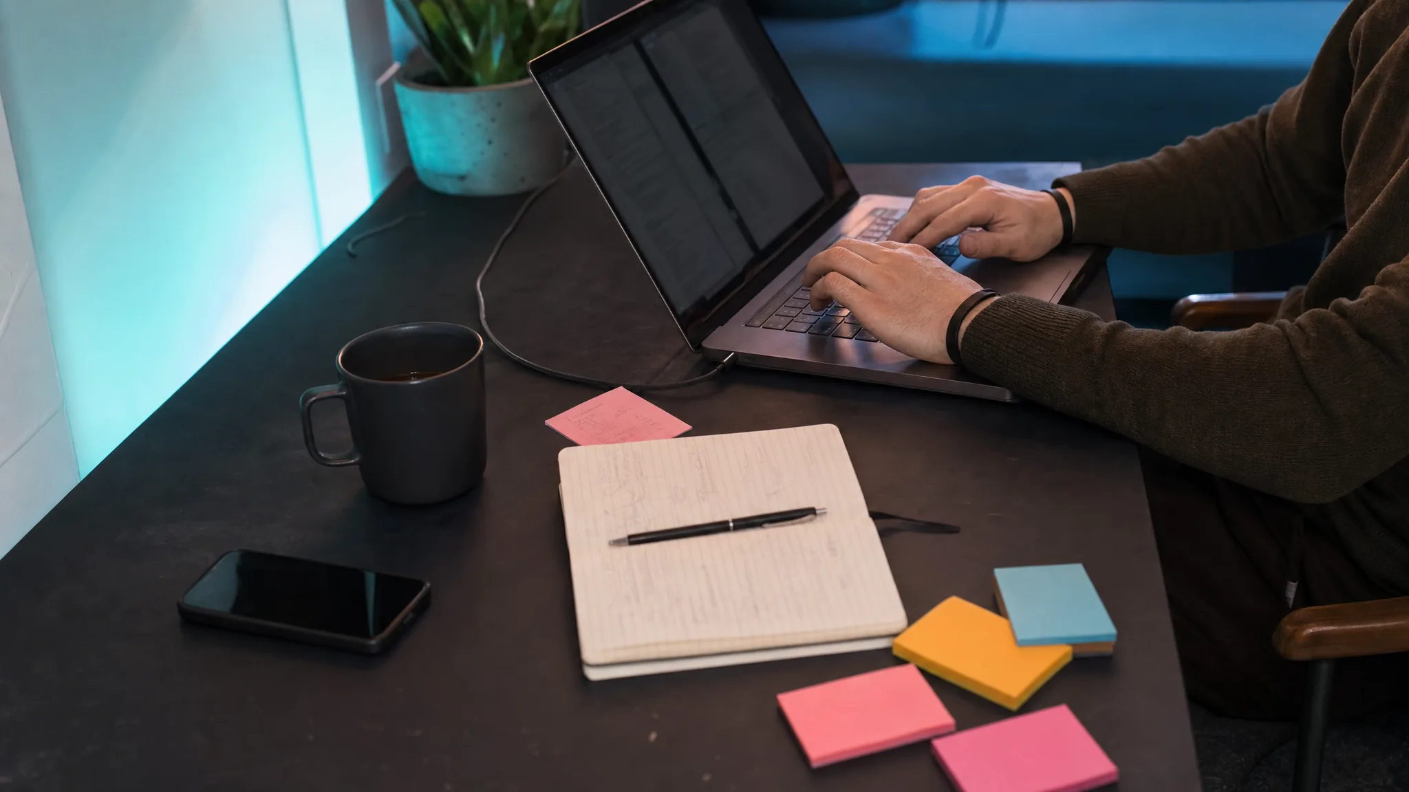 Espace de travail moderne avec un éclairage d'ambiance LED bleuté