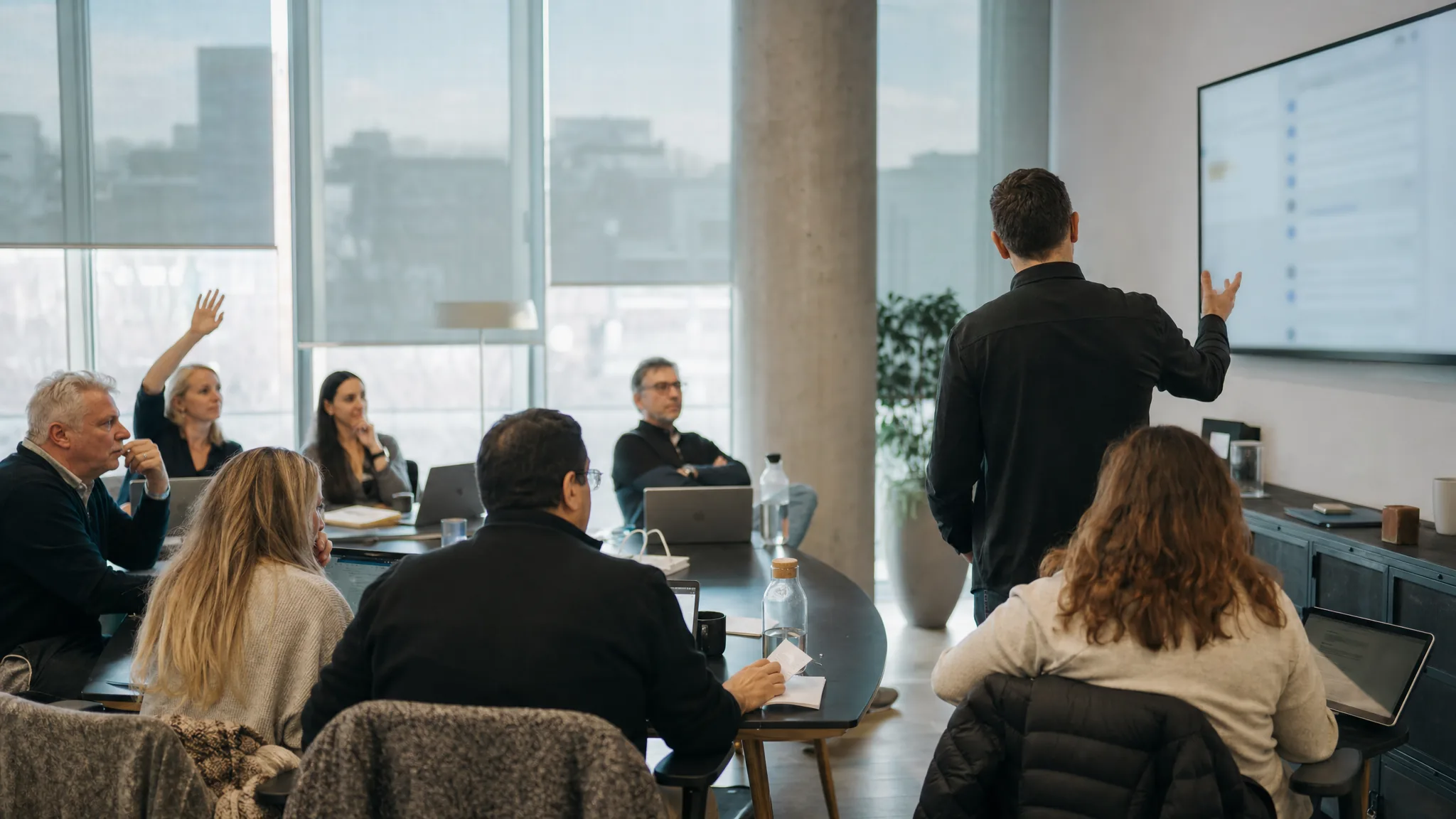 Une session de formation à l'IA, des participants devant leurs ordinateurs