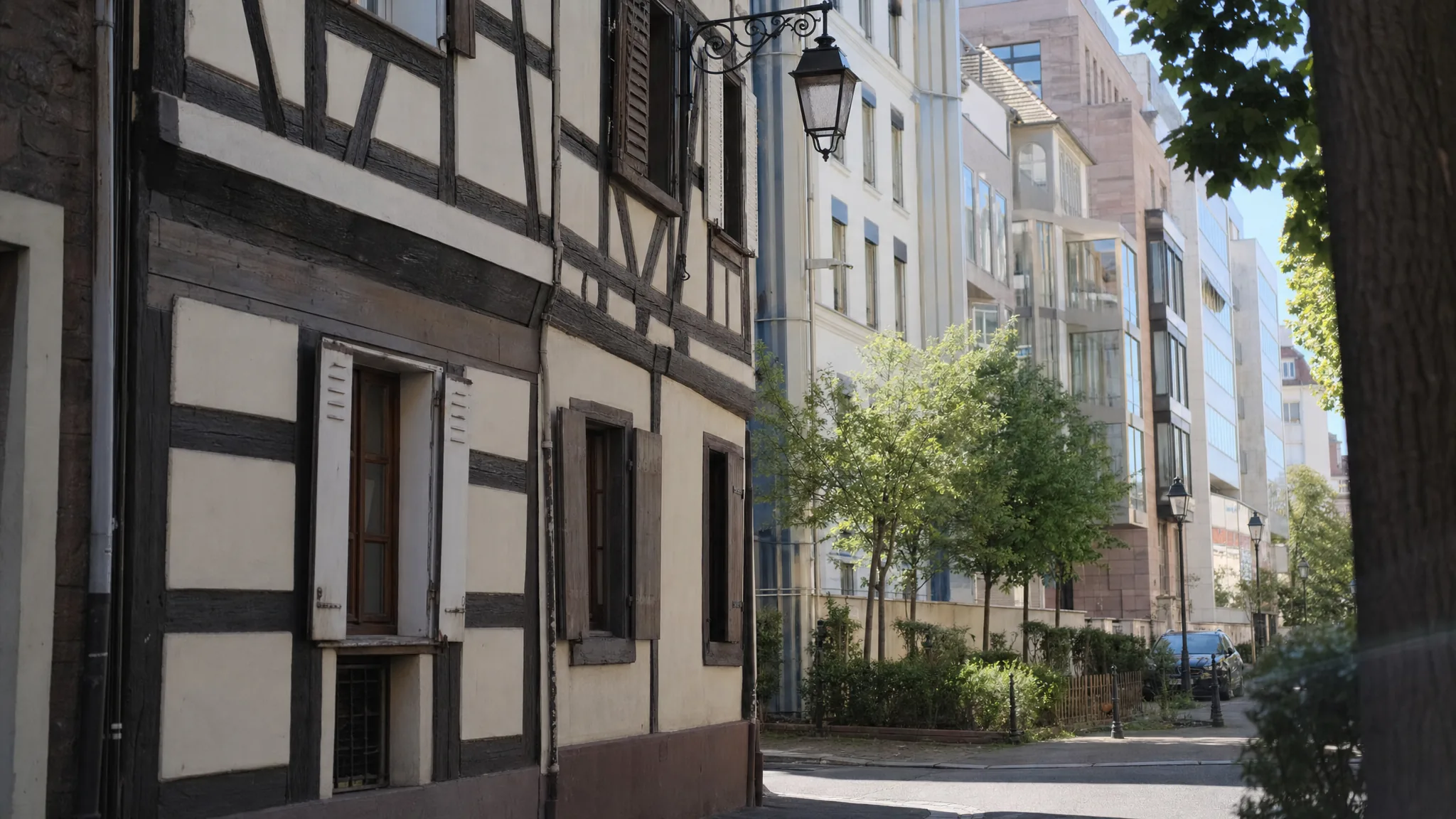 Vue d'une rue de Strasbourg avec ses bâtiments alsaciens traditionnels