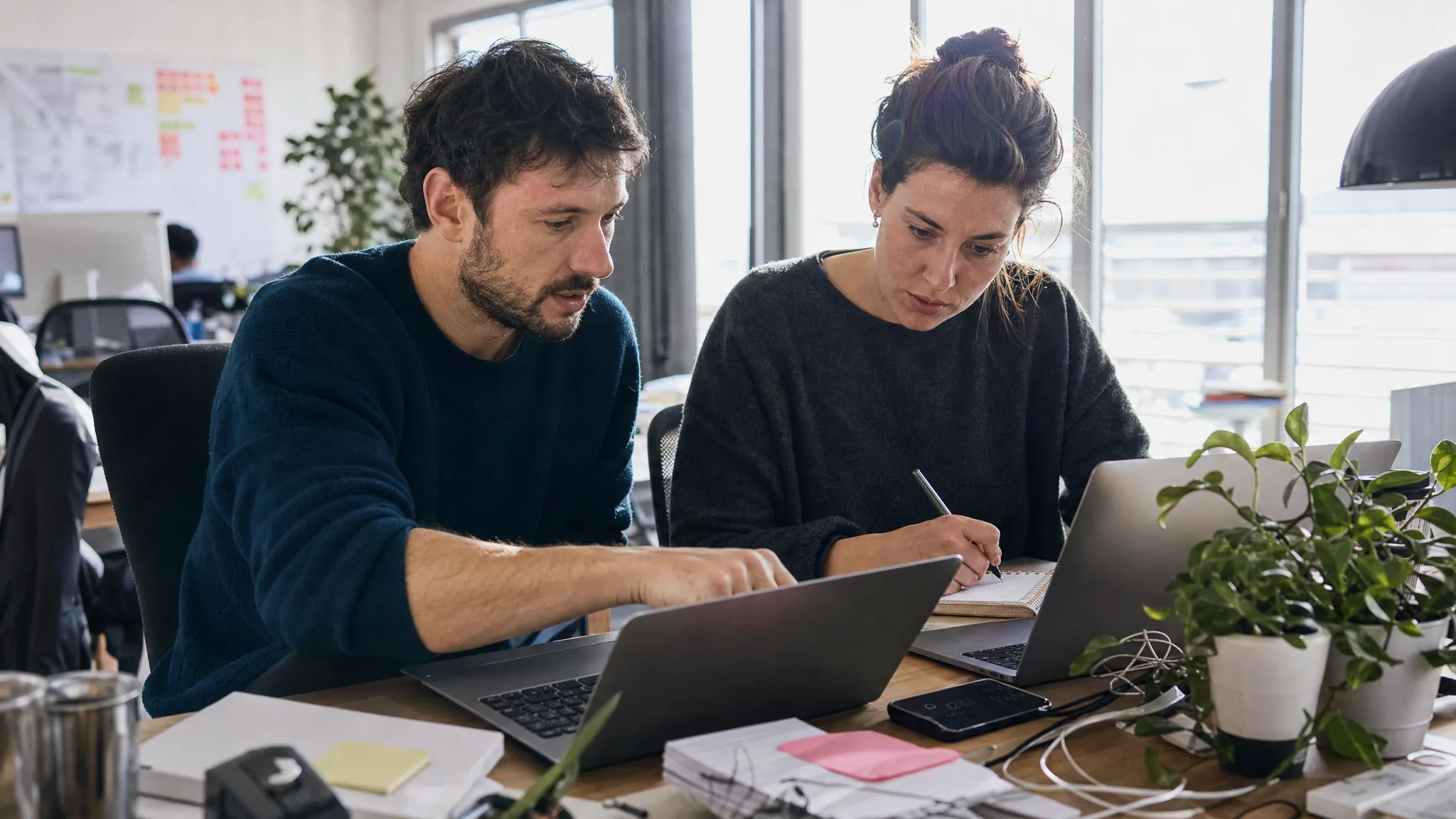 Deux collègues comparent les résultats de deux assistants IA sur la même tâche